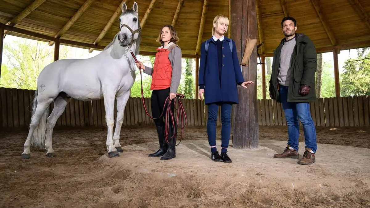 Astrid et Raphaëlle S05E07 On achève bien les jockeys