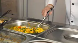 Cantines scolaires, restaurants d'entreprises : qu'y-a-t-il vraiment dans nos assiettes ?