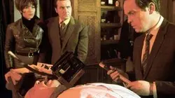 Chapeau melon et bottes de cuir