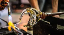 En verre et contre tous Double intention