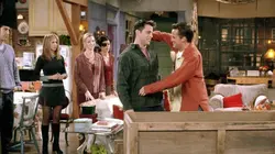 Friends S04E08 Celui qui était dans la caisse en streaming