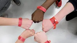 Les bracelets rouges