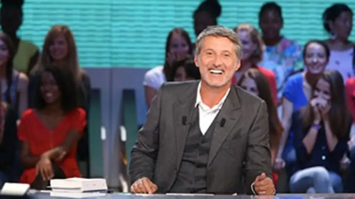 Une fan de M montre ses seins au Grand Journal