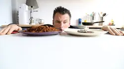 Norbert, commis d'office S05E05 Marie-Carmen, empoisonnement au cake / Éric, escroquerie au gratin de pâtes