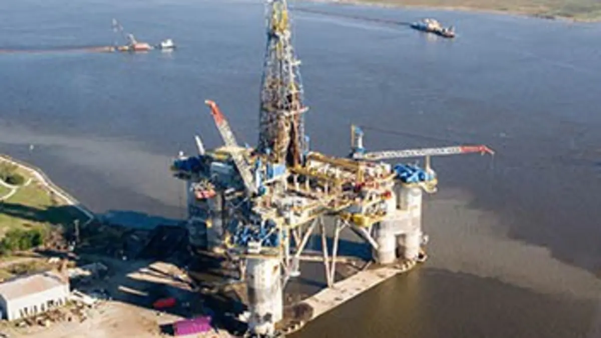 Plateforme petrolière en pleine tempête