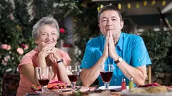 Scènes de ménages Enfin ils sortent !