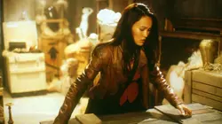 Sydney Fox, l'aventurière S03E17 La croix du roi Arthur