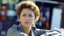 Une femme d'honneur S01E01 La grotte